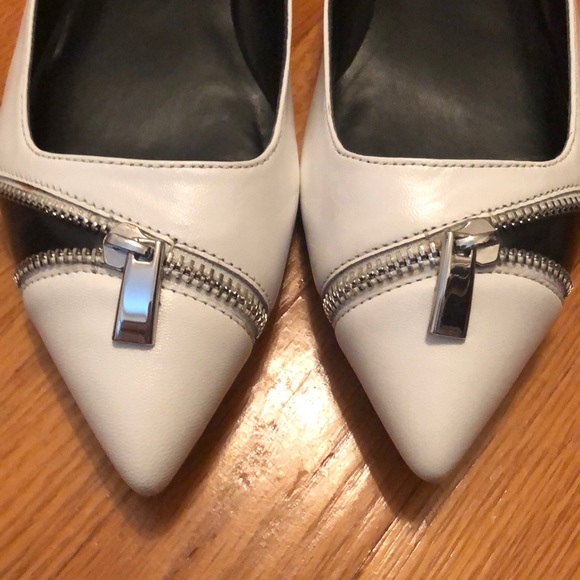 White Nine West flats with zipper - Picture 3 of 3
